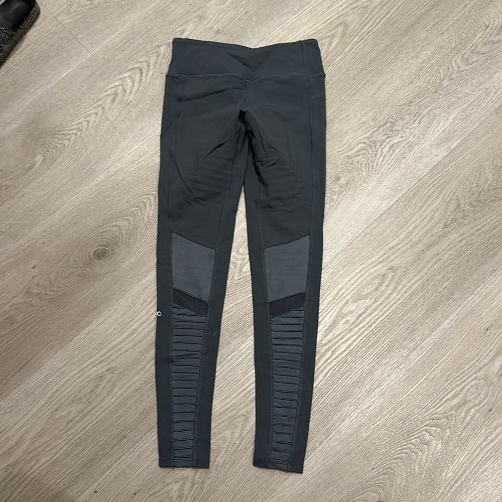 Alo Moto Leggings in Anthracite - Picture 6 of 6